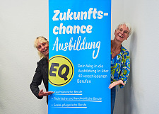 Sandra von Atens und Marion Seidel am Roll-up Zukunftschance Ausbildung