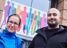 Foto von Claudia Förster und Fadi Issa vor der Jugendberufsagentur