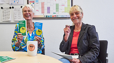 Sandra von Atens und Marion Seidel zeigen die Flyer zum Projekt Zukunftschance