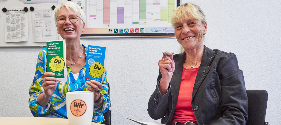 Sandra von Atens und Marion Seidel zeigen Flyer zum Projekt "Zukunftschance Ausbildung"